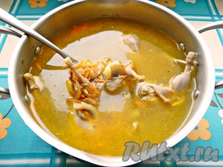 Когда бульон сварится, добавить картофель и варить его почти до готовности. Всыпать пасту, варить еще 7 минут. Затем выложить в кастрюлю  шампиньоны с луком и морковью, поварить еще 2 минуты и снять суп с огня.