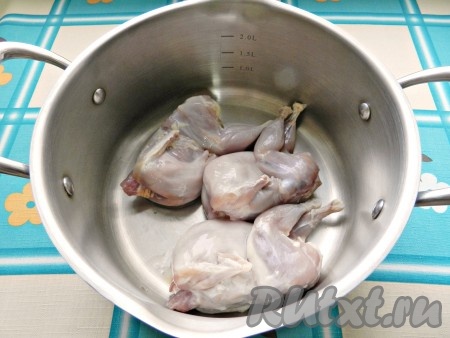 Перепелов вымыть, удалить кожу, положить в кастрюлю и залить двумя литрами холодной воды. Довести до кипения, снять пену и варить на медленном огне 1 час.