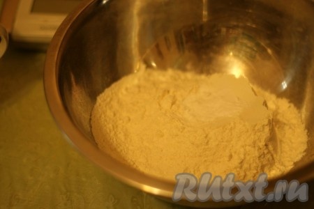 Муку отмерить и просеять.