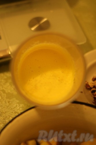 ​​​​​​В ёмкость, в которой будет удобно взбивать миксером, выложить желтки, взбить их на максимальной скорости миксера в течение 2 минут, затем&nbsp;добавить сметану. Ещё раз взбить миксером. Не прекращая взбивать миксером, постепенно всыпать сахар, взбивать ещё 2-3 минуты.