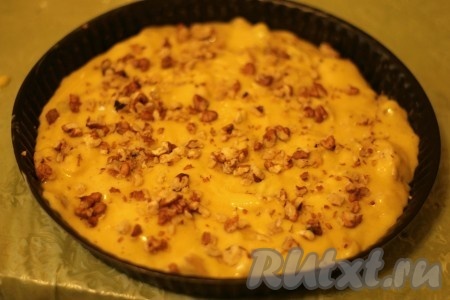 Выложить тесто в форму для выпечки, смазанную сливочным маслом, по желанию, посыпать сверху достаточно мелко нарезанными грецкими орехами.