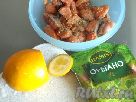 Посыпаем рыбу орегано, смесью перцев, сбрызгиваем лимонным соком и оставляем, чтобы сёмга пропиталась. В это время отвариваем рис до готовности в подсоленной воде.

