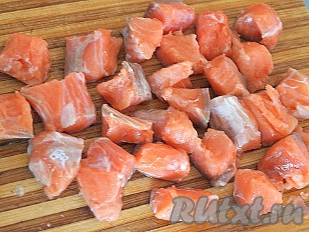 Сёмгу моем, обсушиваем и нарезаем небольшими кубиками.
