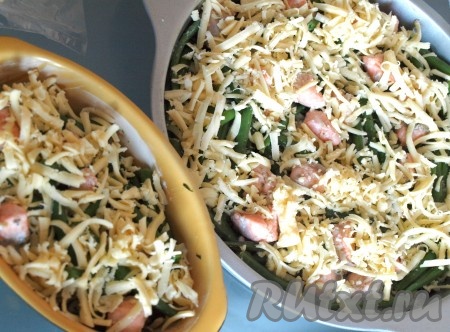 Сверху посыпаем оставшимся сыром.
