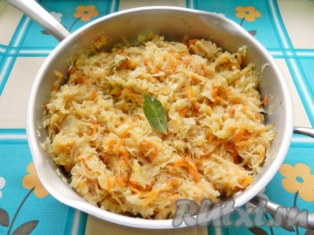 Для приготовления начинки в сковороде обжарить нарезанный кубиками репчатый лук, затем выложить квашенную капусту, перемешать и тушить 20 минут. В конце приготовления поперчить, добавить лавровый лист. Убрать с огня и полностью остудить.