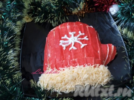 Нарезать мелким кубиком овощи: огурец, помидор и перец, перемешать. Крабовые палочки смазать майонезом и выложить овощной микс. Смазать овощи майонезом, затем выложить яйца, натёртые на тёрке. Следом &nbsp;аккуратно выложить красную часть крабовых палочек, стараясь как можно плотнее друг к другу. Лишнее обрезать. Натереть на тёрке сыр и сделать опушку. Майонезом нарисовать снежинку.
