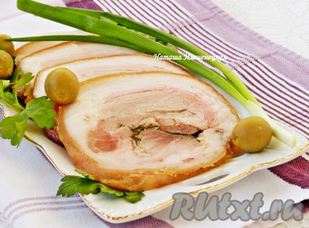 Рулет из свиной рульки, запечённый в духовке, получается вкусным и очень аппетитным.