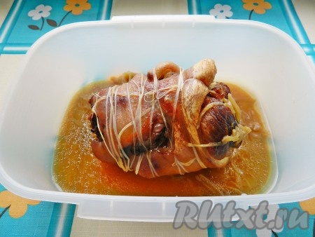 Готовый рулет вынуть из рукава, полностью остудить, снять нитки, а затем можно его нарезать и подавать к столу.