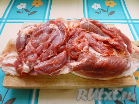 Свиную рульку тщательно вымыть, поскоблить кожу ножом. Затем сделать надрез и удалить кость. Выложить мясо кожей вниз, затем посолить, поперчить, присыпать паприкой, втереть специи в мясо руками.