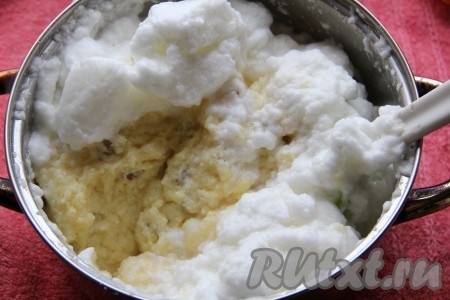 Отдельно взбить белки с щепоткой соли. Полученные белки добавить к основной массе и аккуратно вымешать.