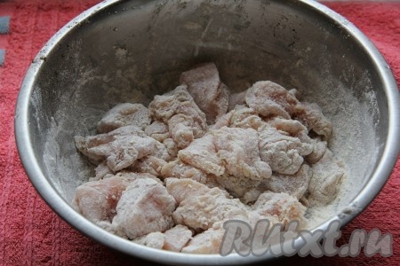 Куриное филе промыть водой, обсушить, нарезать на средние кусочки (я нарезала на кусочки размером примерно 3 на 3 сантиметра), посолить, поперчить, присыпать мукой и перемешать.