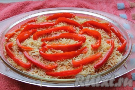 Поверх куриного филе в томатном соусе равномерно выложить натёртый на крупной тёрке сыр. Дополнительно можно украсить блюдо болгарским перцем, для это его нужно предварительно очистить от семян и нарезать на полоски.