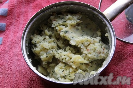Для приготовления начинки картофельное пюре смешать с обжаренным на растительном масле луком, мелко рубленным укропом и черным перцем, посолить по вкусу.
