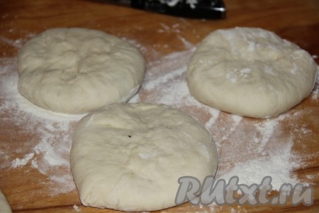 Подошедшее тесто разделить на 6 частей и оставить их на 15-20 минут в тепле.