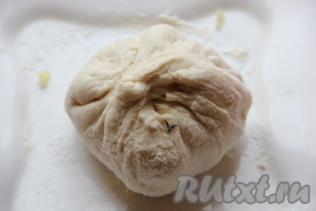 Тесто слепить в центре, чтобы наша начинка осталась&nbsp;внутри.
