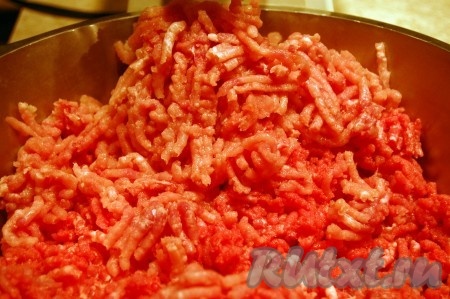Мясо (я взяла 300 грамм говядины и 300 грамм свинины) вымыть, обсушить, нарезать на кусочки и пропустить через мясорубку.