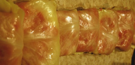 Таким образом сформировать все голубцы. На сковороде прогреть растительное масло, выложить несколько голубцов в один слой и обжарить их на среднем огне с двух сторон до золотистого цвета.