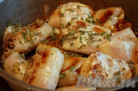 Запекать голубцы в томатном соусе 1 час при температуре 180 градусов. Готовое блюдо достать из духовки, убрать листья, которыми накрывались голубцы, и сразу подавать к столу.