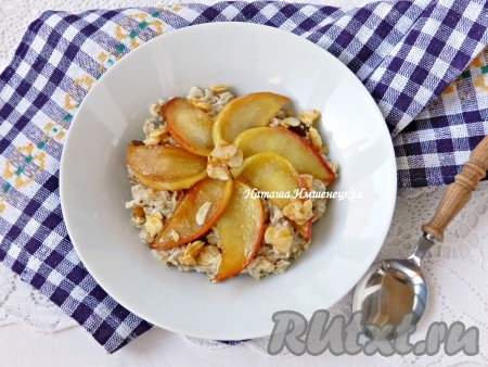Вкусная и полезная овсянка с яблоками готова.