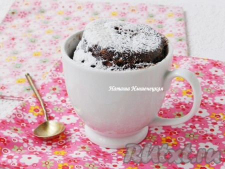 Готовые вкусные, мягкие, ароматные кексы с ягодами достать из микроволновки, дать немного остыть, присыпать сахарной пудрой и тёплыми подать к столу прямо в кружках.