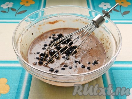 Добавить в тесто ягоды (я добавила чернику), очень хорошо перемешать. Замороженные ягоды можно не размораживать. Если вы используете крупные ягоды, например, клубнику, тогда её нужно перед добавления в тесто нарезать на части. 