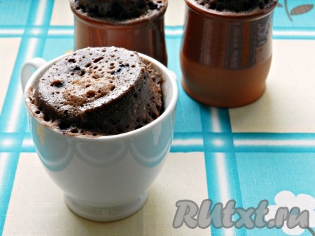 Обязательно проверьте кексы с ягодами на готовность, проколов их сухой зубочисткой (если зубочистка после прокалывания кексов остаётся сухой, значит выпечка готова, сразу вынимайте кружки из микроволновки). Если кексы не готовы, тогда выставляйте таймер на 30 секунд и опять проверяйте готовность. И так продолжайте выпекать до полной готовности кексов. Мне на выпечку кекса до готовности потребовалось 4 минуты, но микроволновки у всех разные.