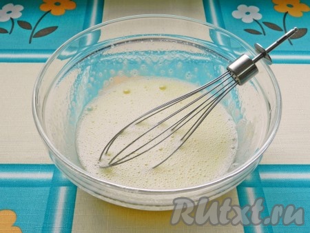 Взбить венчиком (или миксером) яйцо с сахаром до побеления массы. Если ягоды для кекса вы взяли несладкие, тогда добавьте 4 столовых ложки сахара, а если ягодки сладкие - тогда будет достаточно 3 столовых ложек сахара. К яйцам, взбитым с сахаром, влить растительное масло, перемешать. Добавить молоко и снова перемешать.