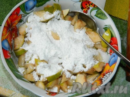 Груши нарезаем на небольшие кусочки, добавляем крахмал, сахар и перемешиваем.