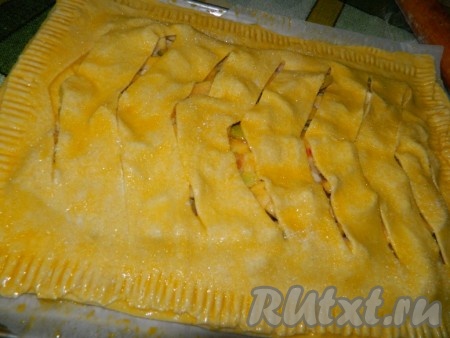 Сверху выкладываем второй (узорчатый) лист теста. Бока пирога защипываем, например, с помощью вилки. Смазываем верхний лист взбитым яйцом и посыпаем сахаром. Выпекаем слоёный пирог с грушами в разогретой духовке 30-40 минут (до румяности) при температуре 180 градусов.