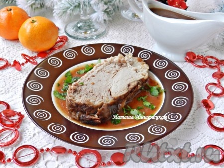 Вкусная, мягкая и сочная свинина, запеченная с брусничным соусом и яблоками, готова.
