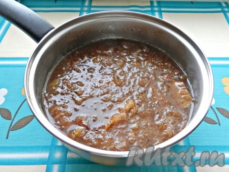 Готовую свинину достать из рукава, аккуратно слить сок вместе с яблоками и луком, душистый перец и лавровый лист удалить.
