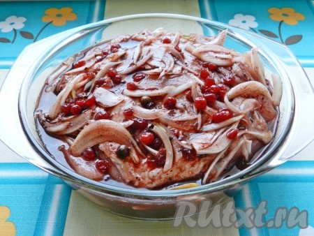 Этим брусничным маринадом залить свинину и оставить на сутки в холодильнике.
