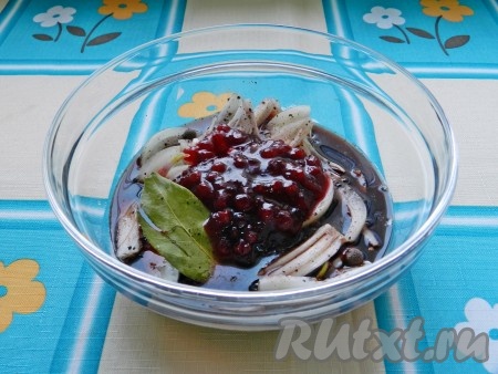 Влить масло, вино и брусничный соус. Все перемешать.