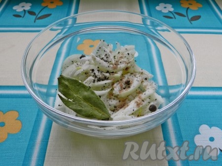 Смешать лук с солью и специями.