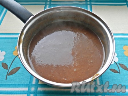 Соус пюрировать блендером, поставить на огонь и уваривать примерно 30-40 минут до желаемой густоты.