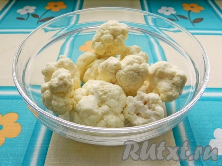 Цветную капусту вымыть, разобрать на соцветия.