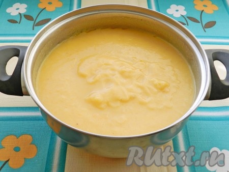 Затем пюрировать суп с помощью блендера.