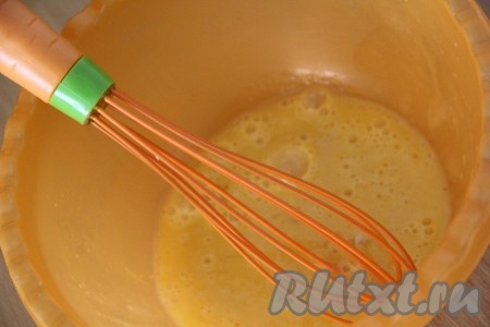 В отдельную миску вбить яйцо и слегка взбить его венчиком.