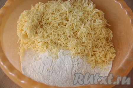 В глубокую миску просеять муку. К муке добавить разрыхлитель, соль, сахар и сыр.