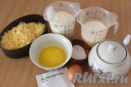 Подготовить продукты для приготовления сырных маффинов. Маргарин растопить и остудить. Сыр натереть на мелкой тёрке.
