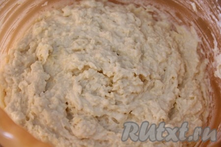 Всё хорошо перемешать ложкой. Тесто получится средней густоты, слегка комковатое. Сильно вымешивать тесто не надо!

