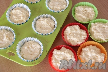 Разложить тесто по формочкам, заполняя их на 1/3 объёма. Если используете металлические формы, то смажьте их растительным маслом. Удобнее всего использовать формы с бумажными вкладышами, в этом случае наши сырные маффины можно будет подать красиво.