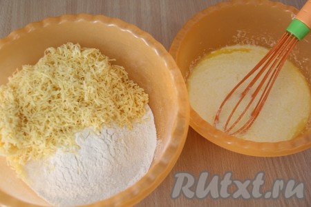 Затем к яйцу добавить кефир и растопленный маргарин. Всё перемешать.