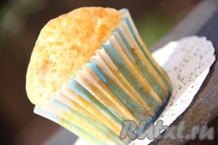 Поставить формочки с тестом в разогретую духовку и выпекать при температуре 180-200 градусов до золотистого цвета. Маффины хорошо поднимутся и не опадут после остывания. У меня на выпечку сырных маффинов ушло 20 минут. Готовые маффины слегка остудить и извлечь из формочек.