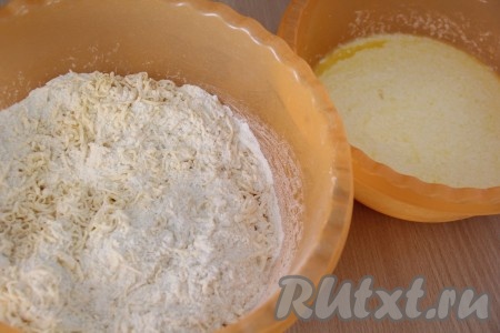 Муку и сыр хорошо перемешать, затем влить жидкую смесь.