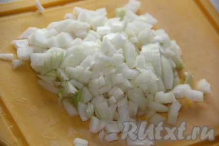 Очищенный лук нарезать кубиками.
