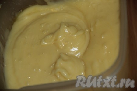 Хорошо взбить миксером заварной крем, чтобы он стал однородным и блестящим. Пока наш крем для медовика остывает, можно выпекать коржи.
