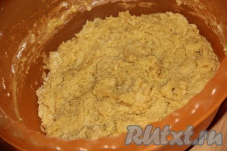 Тесто получится липким. Накрыть миску с тестом пищевой плёнкой и дать ему остыть. Я забываю про тесто на 30-40 минут и приступаю к приготовлению крема для медовика.
