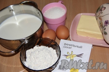 В кастрюлю влить молоко, добавить сахар, ванильный сахар, яйца. Всыпать муку и хорошо перемешать. Поставить кастрюльку на средний огонь и при помешивании довести до кипения. Затем огонь уменьшить и продолжать готовить заварной крем до загустения, не забывая помешивать.&nbsp;
