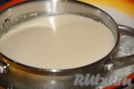 Поставить кастрюльку со смесью на водяную баню.